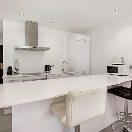 Modern 3 Bed In Puerto Banus, דירה